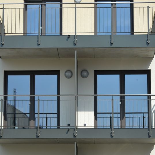 Balkontüren-aus-Polen-TUR-PLAST-Hausturen-Fensterhersteller-Terrassentüren-Polen-fur-Lipsk-Drezno-Brema-Koln